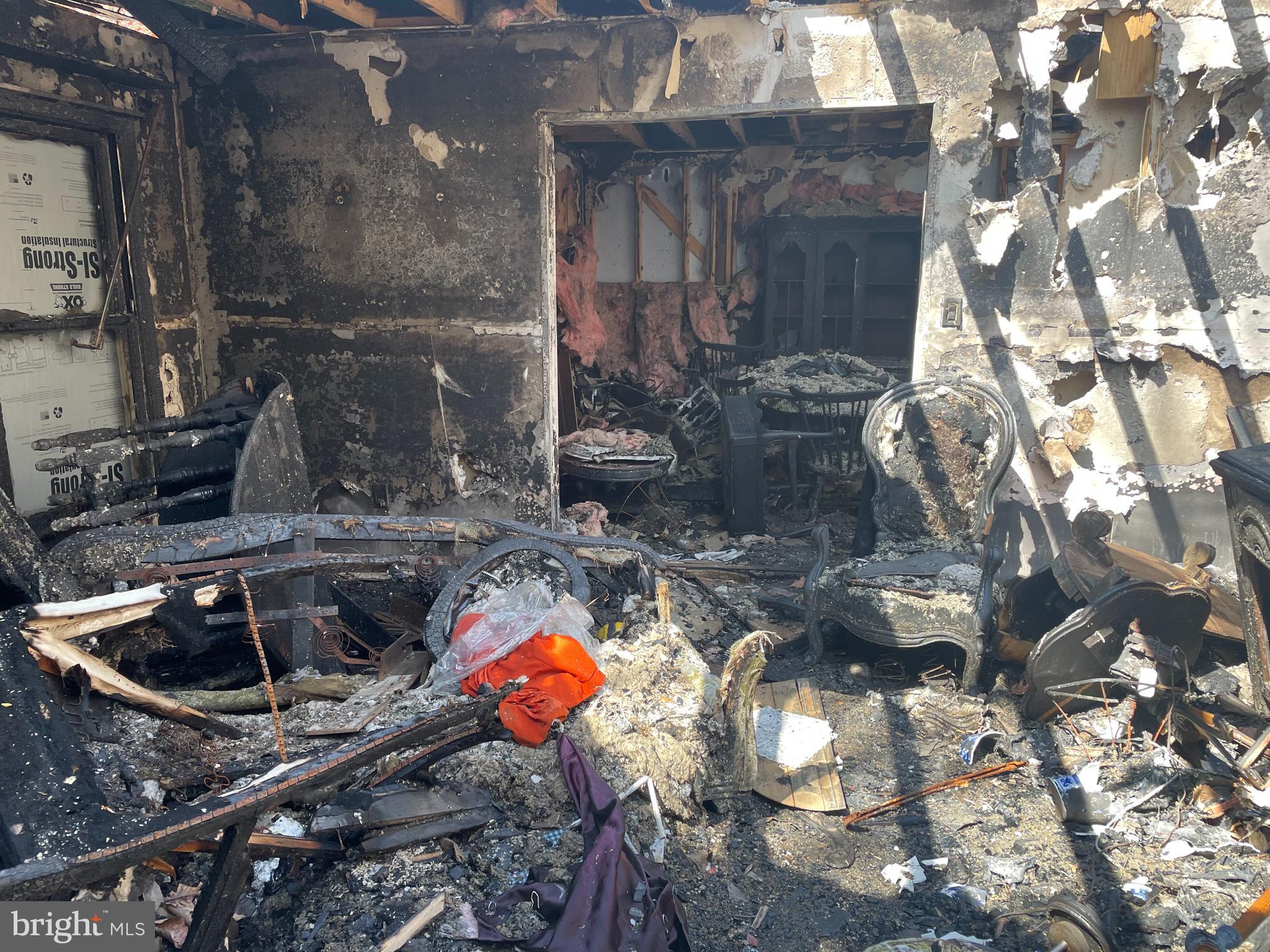 5576 Snow Mountain Road Broad Run, VA 20137 - Photo 7 of 20 Living Room