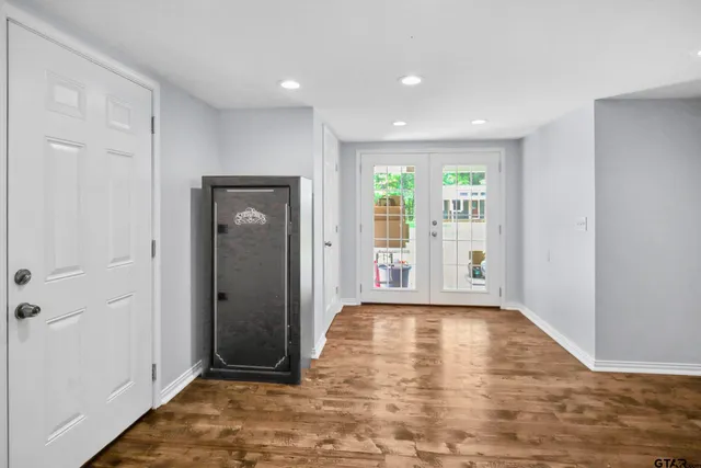view of a livingroom with wooden floor and a white wall