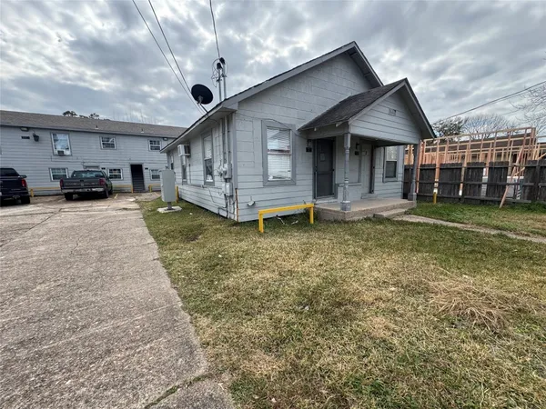 a view of a house with backyard and sitting area