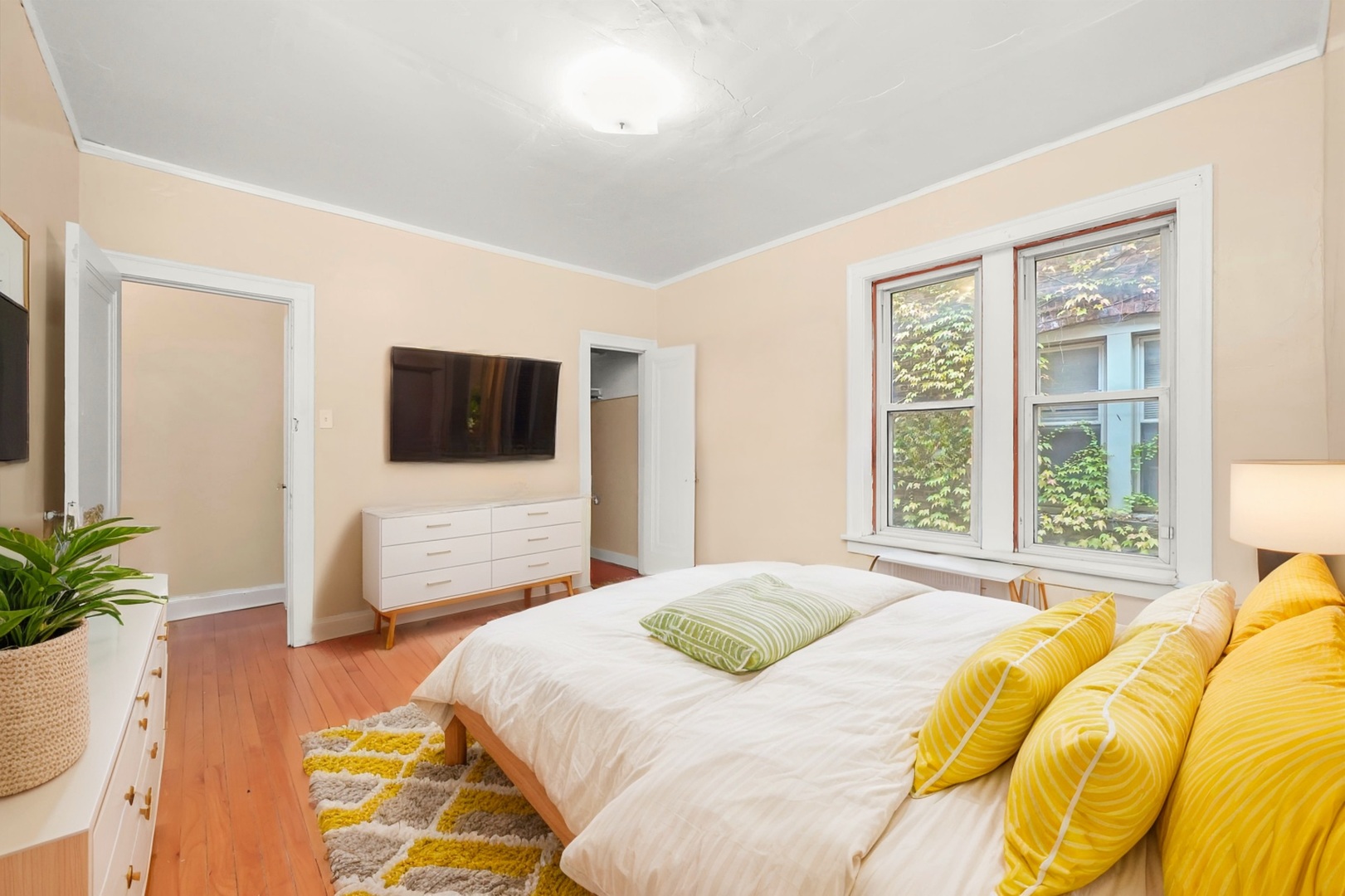 7825 South Phillips Avenue Chicago, IL 60649 - Photo 25 of 55 a bedroom with a bed and a television