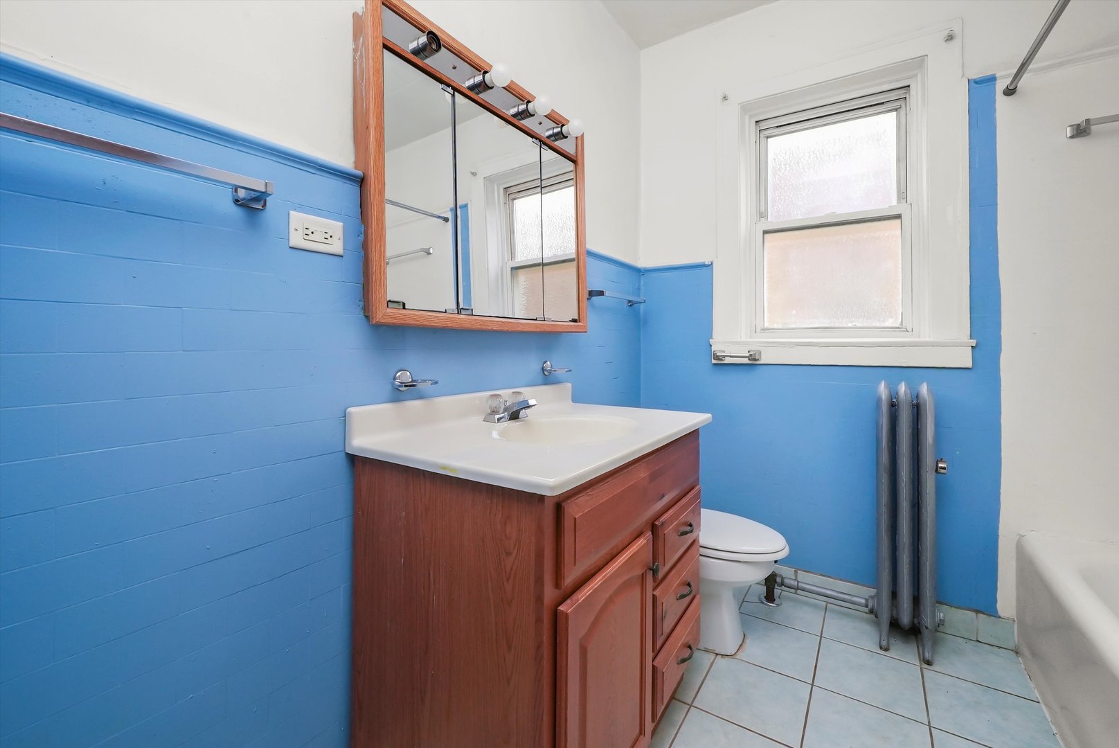 7825 South Phillips Avenue Chicago, IL 60649 - Photo 38 of 55 a bathroom with a sink a toilet and mirror