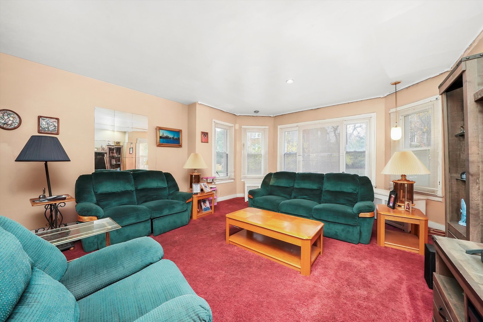 7825 South Phillips Avenue Chicago, IL 60649 - Photo 4 of 55 a living room with furniture and a lamp