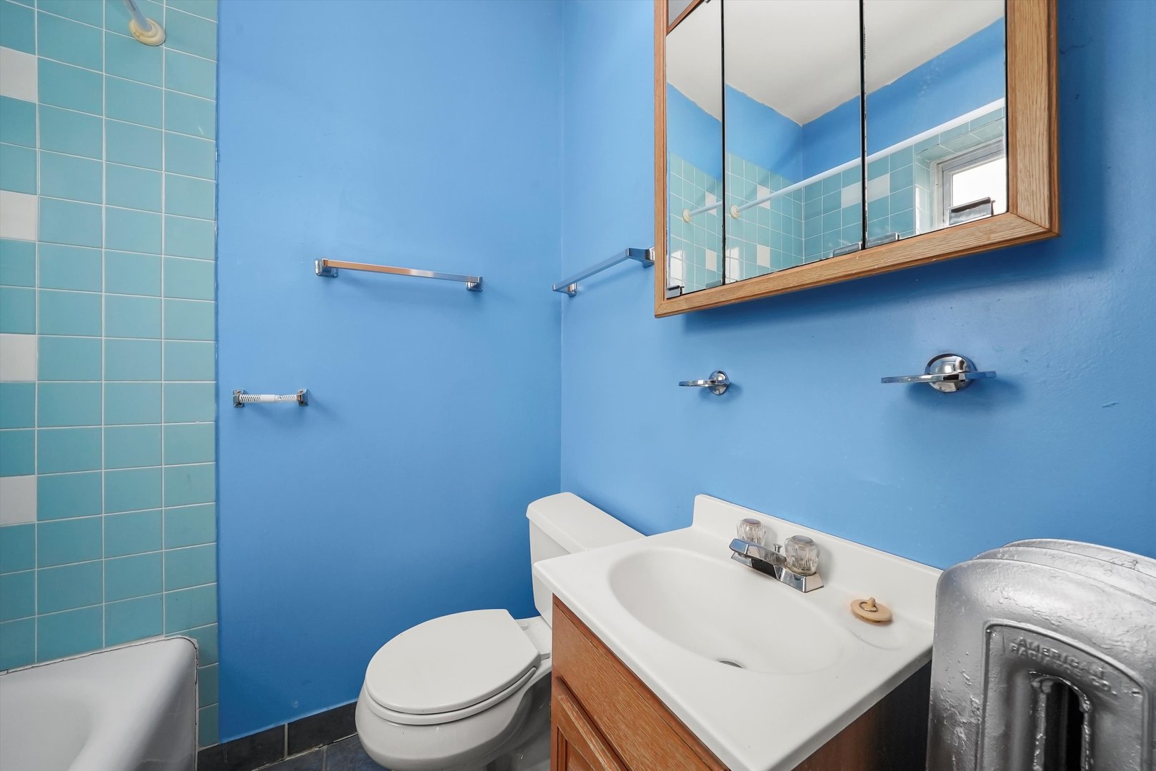 7825 South Phillips Avenue Chicago, IL 60649 - Photo 43 of 55 a bathroom with a sink a toilet and shower