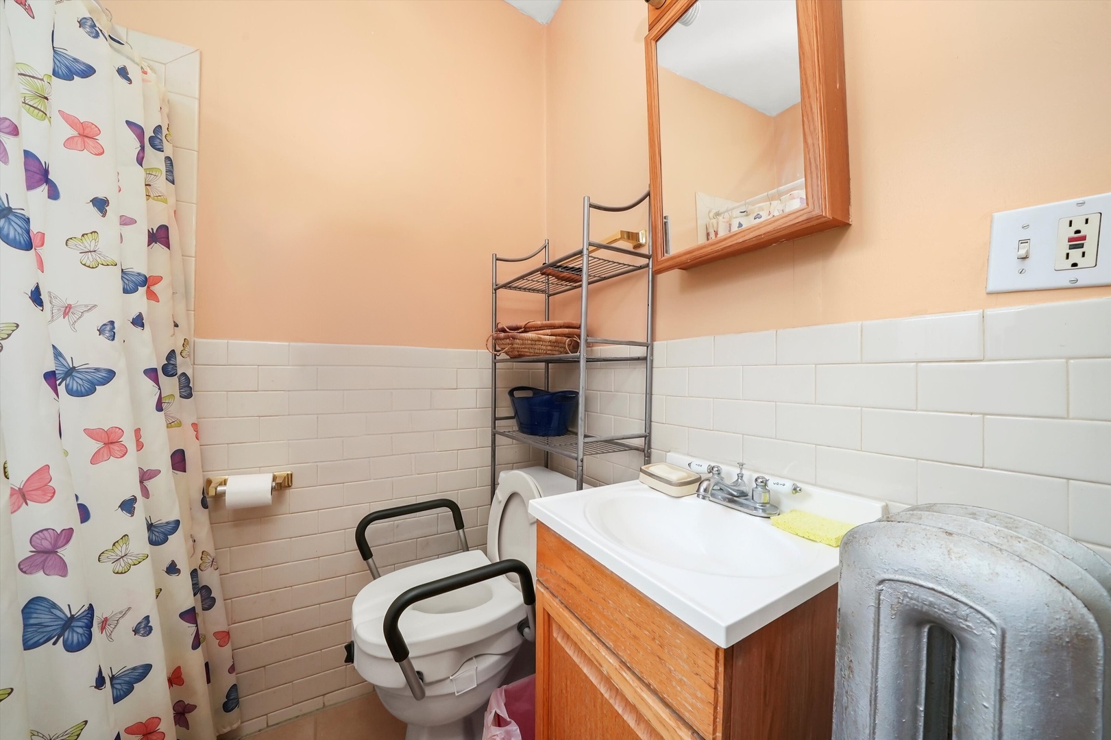 7825 South Phillips Avenue Chicago, IL 60649 - Photo 9 of 55 a bathroom with a sink and a mirror