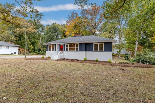 a black and white photo of a picture