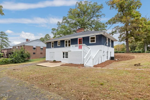 a picture of a black and white photo