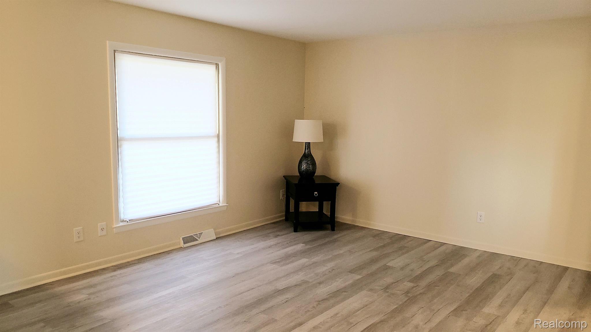 24595 Berg Road Southfield, MI 48033 - Photo 7 of 23 Gallery Image 7