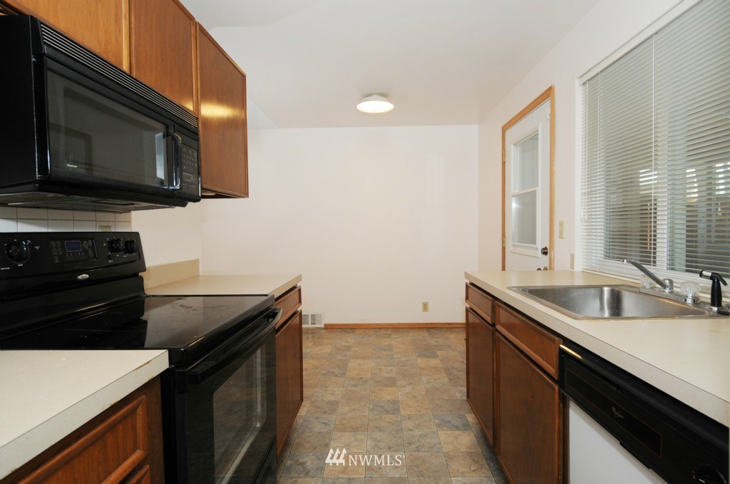 2416 Southeast 19th Street Renton, WA 98055 - Photo 11 of 25