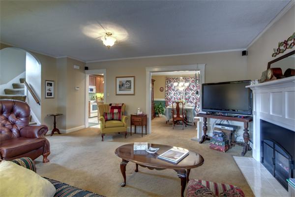 77 Warwick Road Melrose, MA 02176 - Photo 4 of 22 Gallery Image 4
