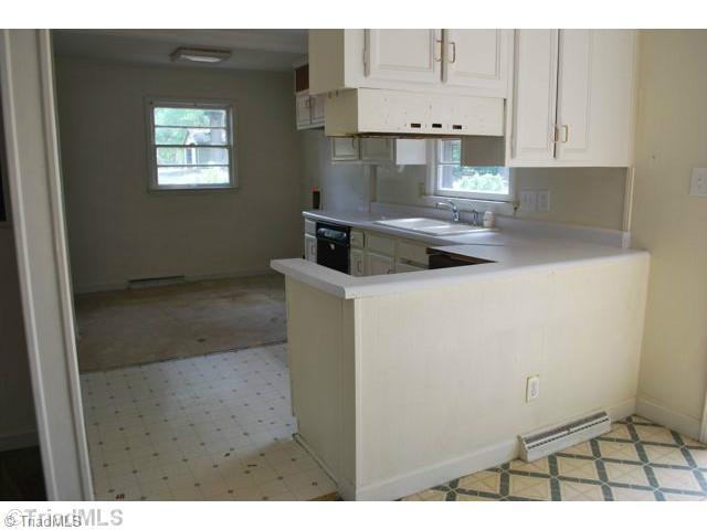 2111 Sheldon Road Greensboro, NC 27405 - Photo 4 of 15 Kitchen.