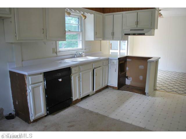 2111 Sheldon Road Greensboro, NC 27405 - Photo 5 of 15 Kitchen.