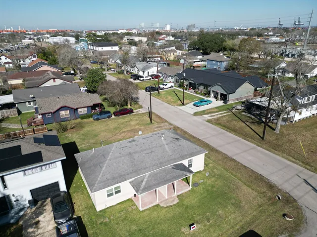 $318,400 | 319 East B Street, La Porte, TX 77571