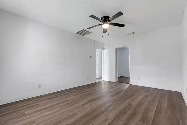 $318,400 | 317-319 East B Street, La Porte, TX 77571