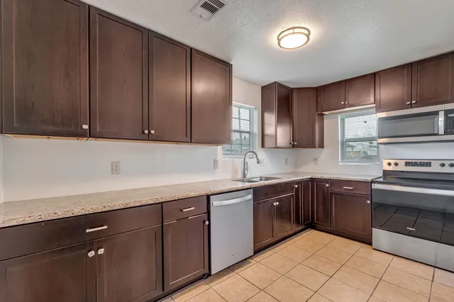 $318,400 | 317-319 East B Street, La Porte, TX 77571