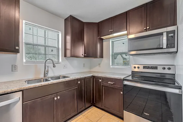 $318,400 | 317-319 East B Street, La Porte, TX 77571