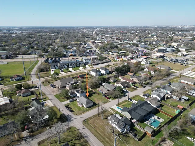 $318,400 | 317-319 East B Street, La Porte, TX 77571