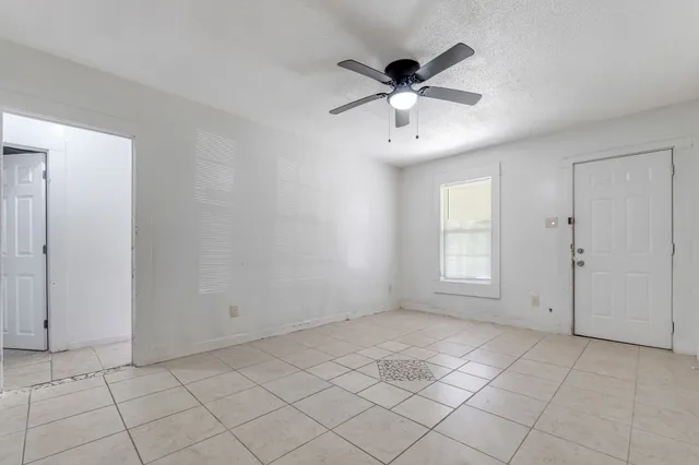 $318,400 | 317-319 East B Street, La Porte, TX 77571