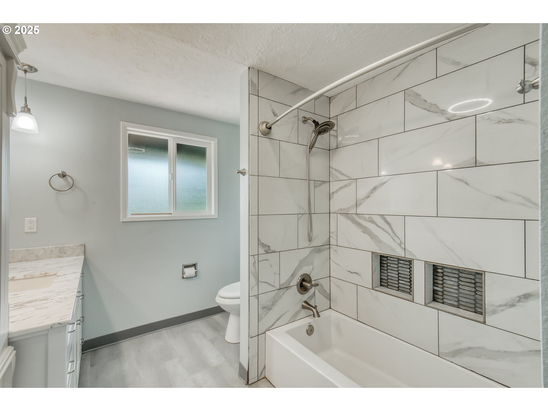 610 Northeast 22nd Street Gresham, OR 97030 - Photo 11 of 25 Bathroom