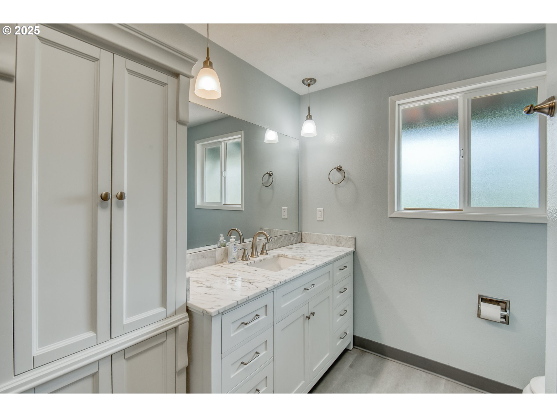 610 Northeast 22nd Street Gresham, OR 97030 - Photo 12 of 25 Bathroom
