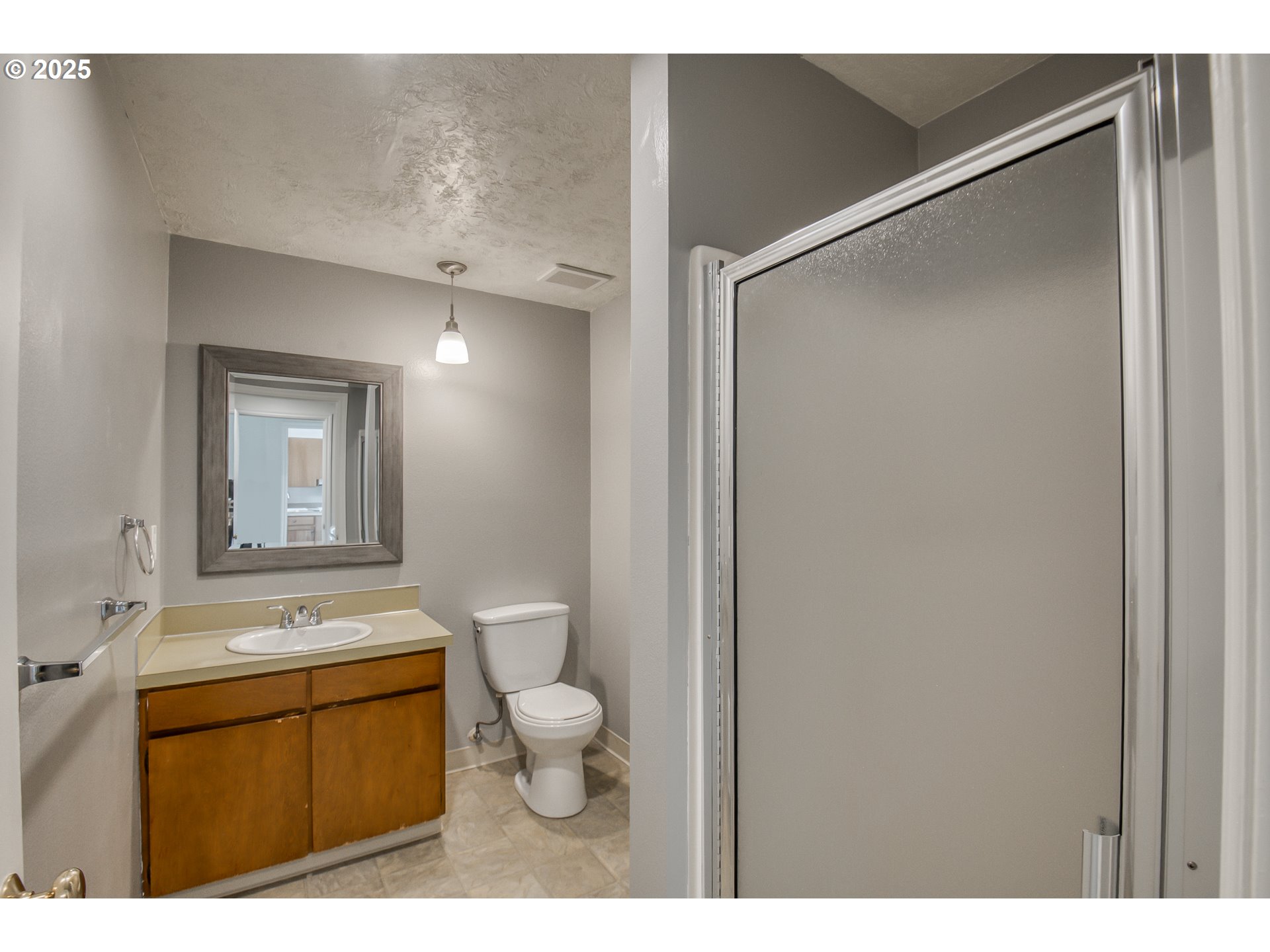 610 Northeast 22nd Street Gresham, OR 97030 - Photo 17 of 25 Bathroom
