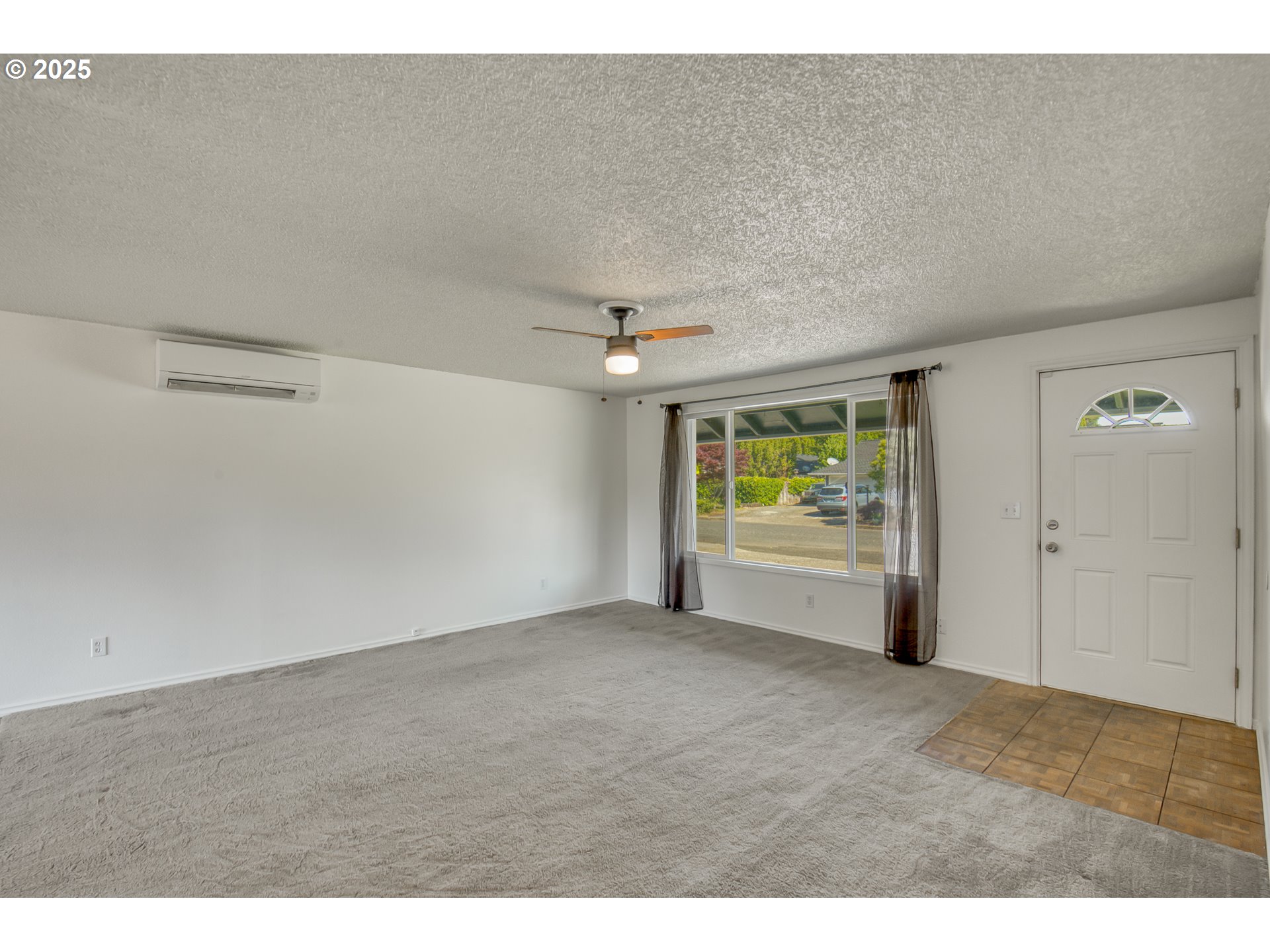 610 Northeast 22nd Street Gresham, OR 97030 - Photo 4 of 25 Living Room/Entrance