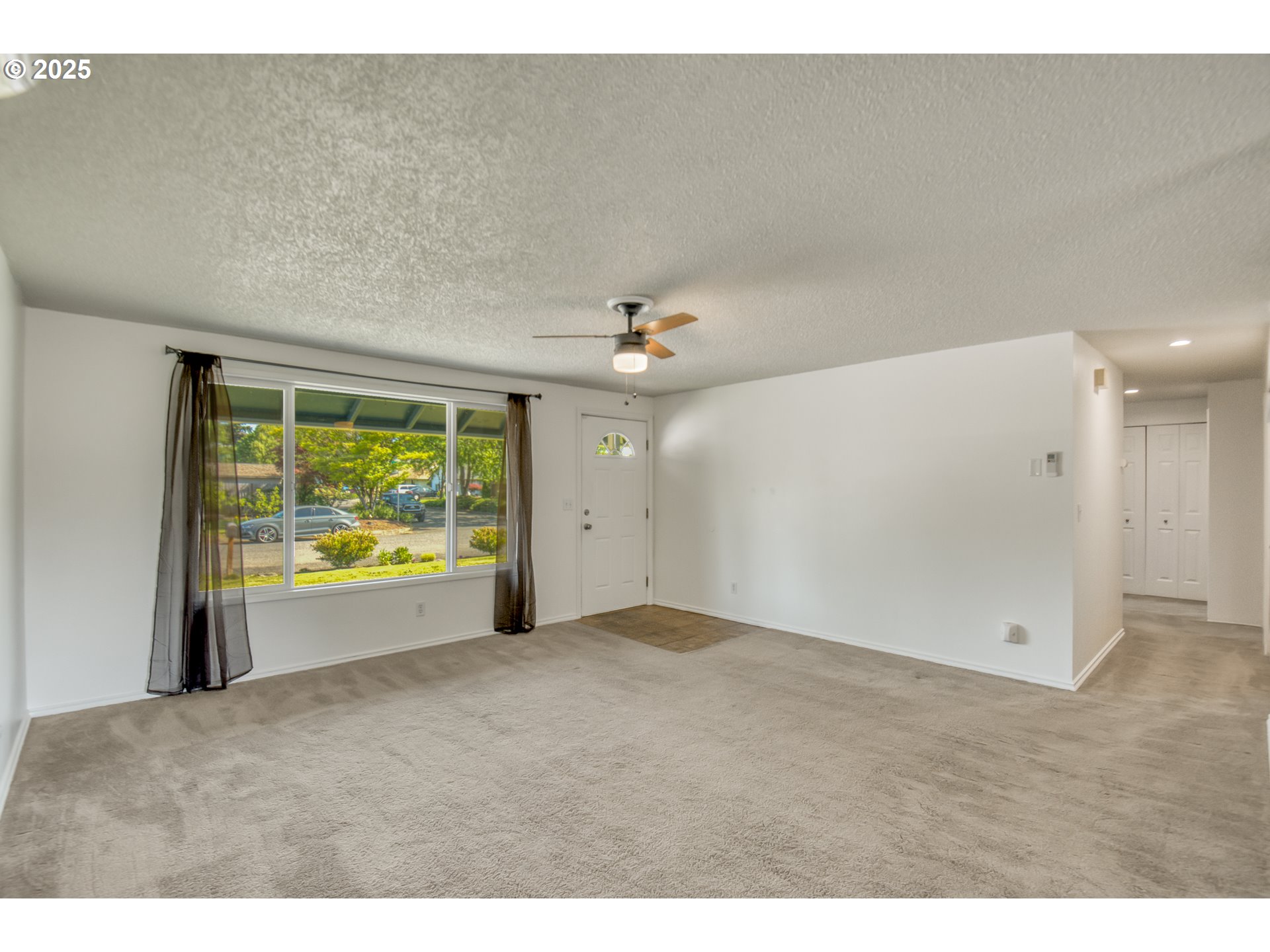 610 Northeast 22nd Street Gresham, OR 97030 - Photo 5 of 25 Living Room/Entrance