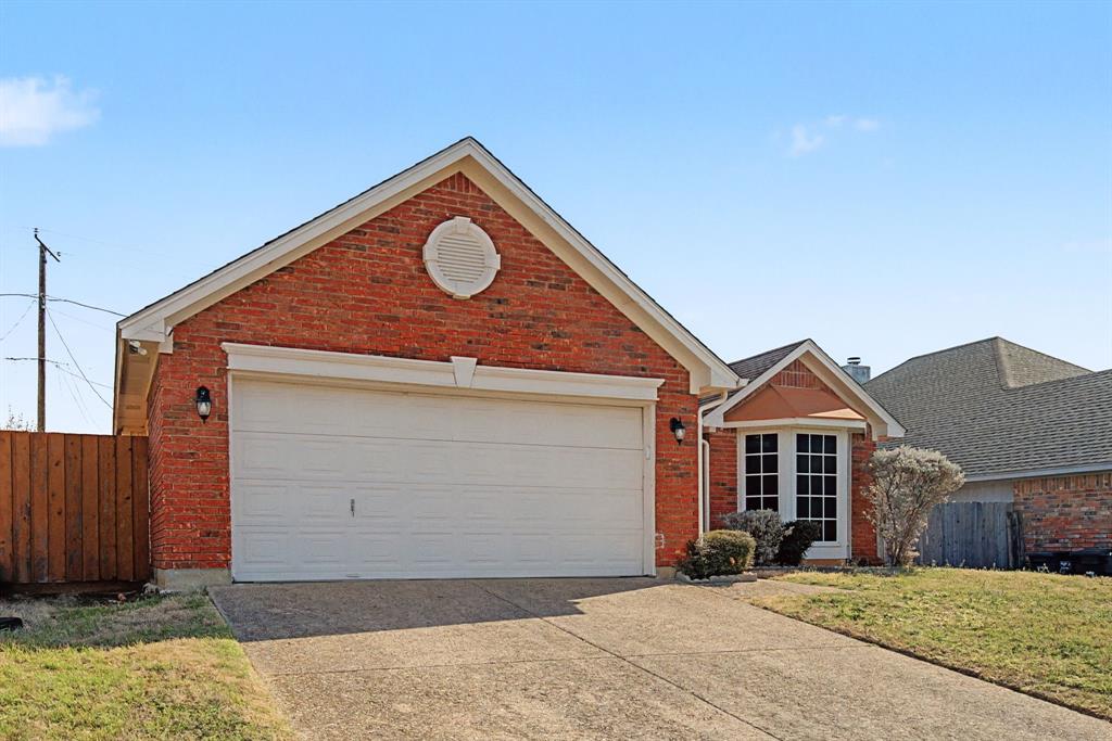 645 Cross Ridge Circle Fort Worth, TX 76120 - Photo 3 of 26 Ranch-style home with brick siding and concrete driveway