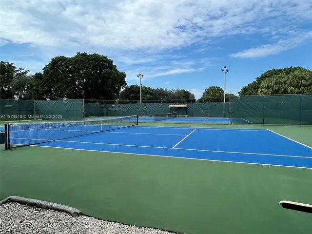 a tennis court that has tennis net