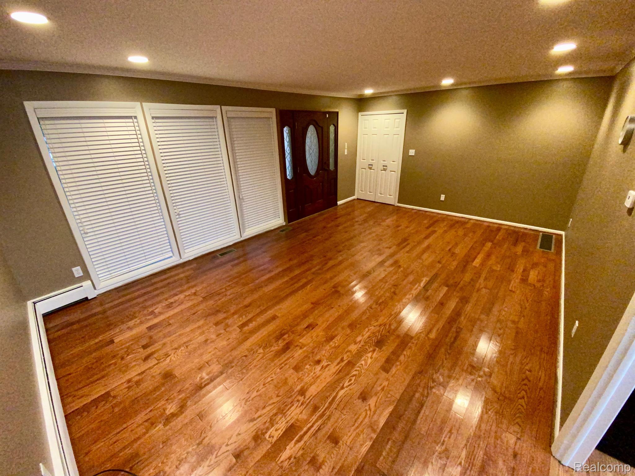 8388 32 Mile Road Washington, MI 48095 - Photo 3 of 18 Living Room