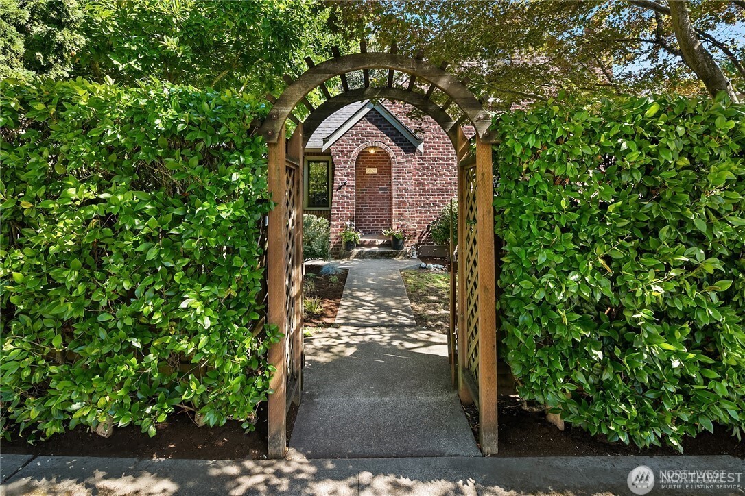 6026 35th Avenue Northeast Seattle, WA 98115 - Photo 2 of 34