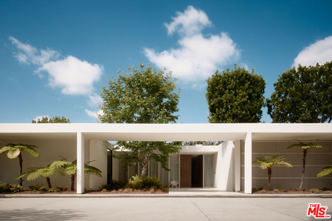 713 North Hillcrest Road Beverly Hills, CA 90210 - Photo 3 of 28 view of a building