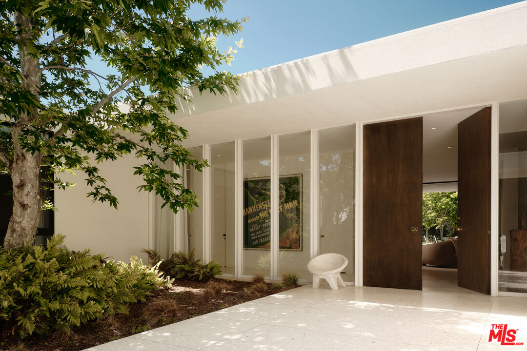 713 North Hillcrest Road Beverly Hills, CA 90210 - Photo 4 of 28 a front view of a house