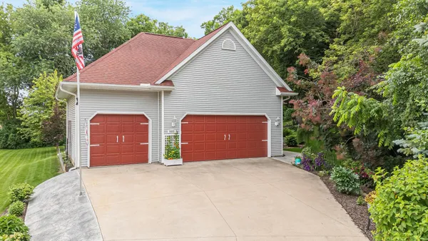 $575,000 | 8405 Ridgeview Court, Larsen, WI 54947