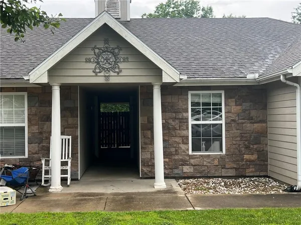 $250,000 | 2210 Sycamore Street, Tonganoxie, KS 66086