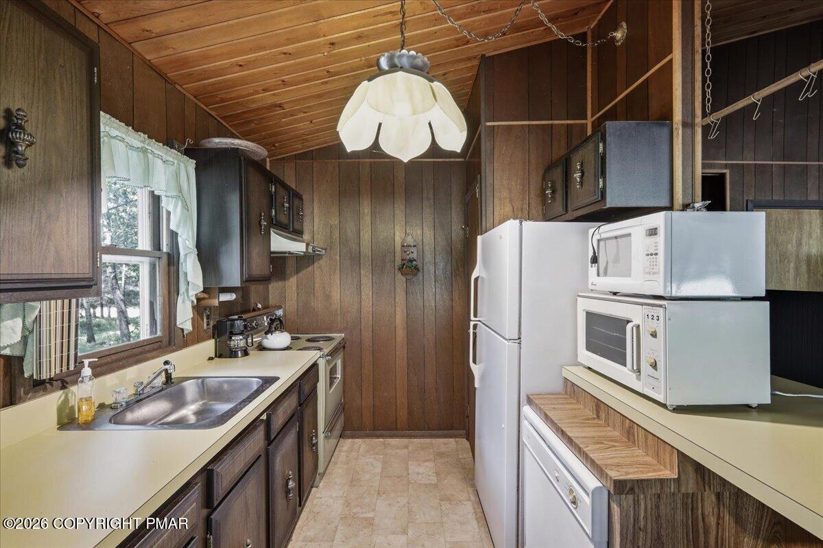 214 Hummingbird Trail Bushkill, PA 18324 - Photo 18 of 34 37-Photo-33