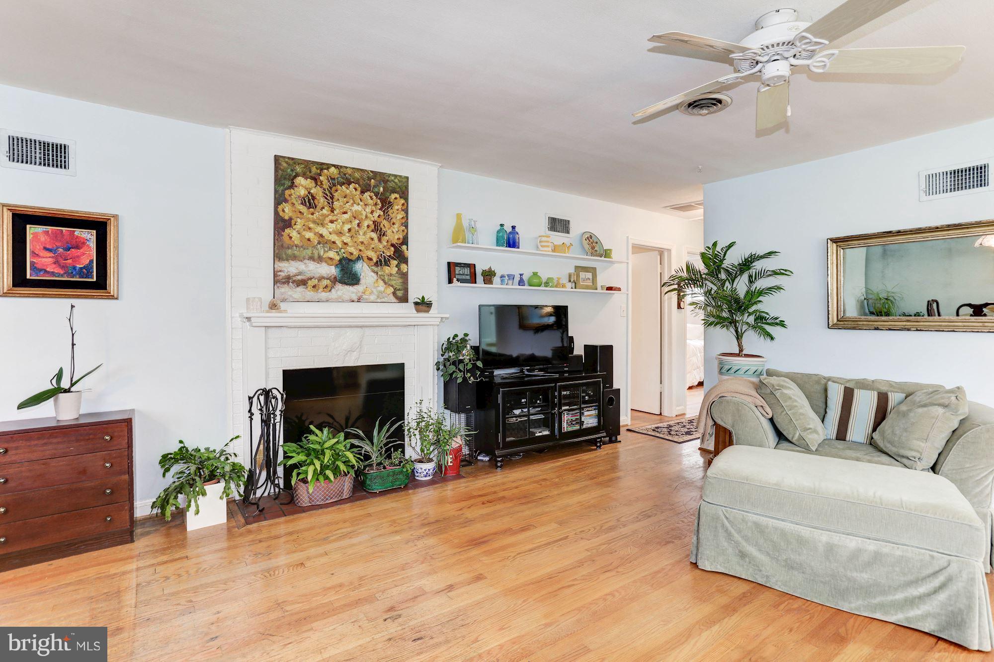 6807 Adelphi Road University Park, MD 20782 - Photo 8 of 30 Living Room