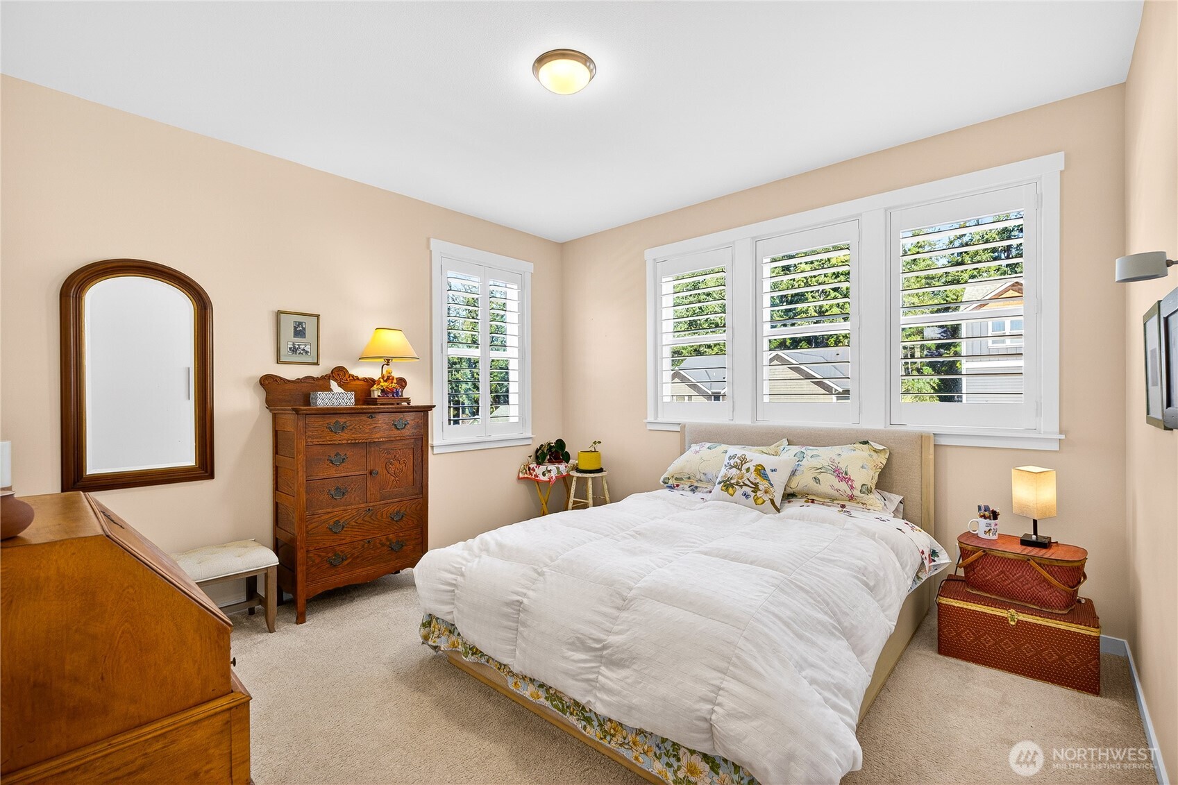 1268 Curtis Way Freeland, WA 98249 - Photo 25 of 40 a bedroom with a bed and a dresser