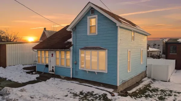 a view of a house with a yard