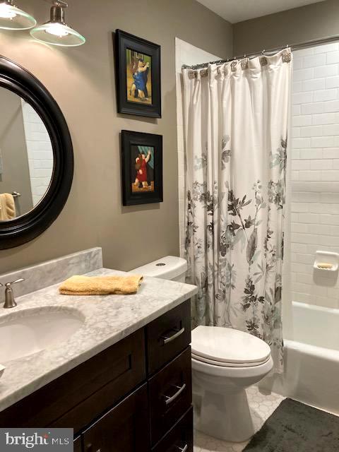 7915 Quarry Ridge Way Bethesda, MD 20817 - Photo 24 of 38 Second Floor Full Bath