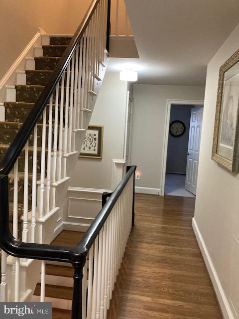 7915 Quarry Ridge Way Bethesda, MD 20817 - Photo 26 of 38 Bedroom level hallway