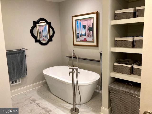 7915 Quarry Ridge Way Bethesda, MD 20817 - Photo 31 of 38 Owner's Suite soaking tub