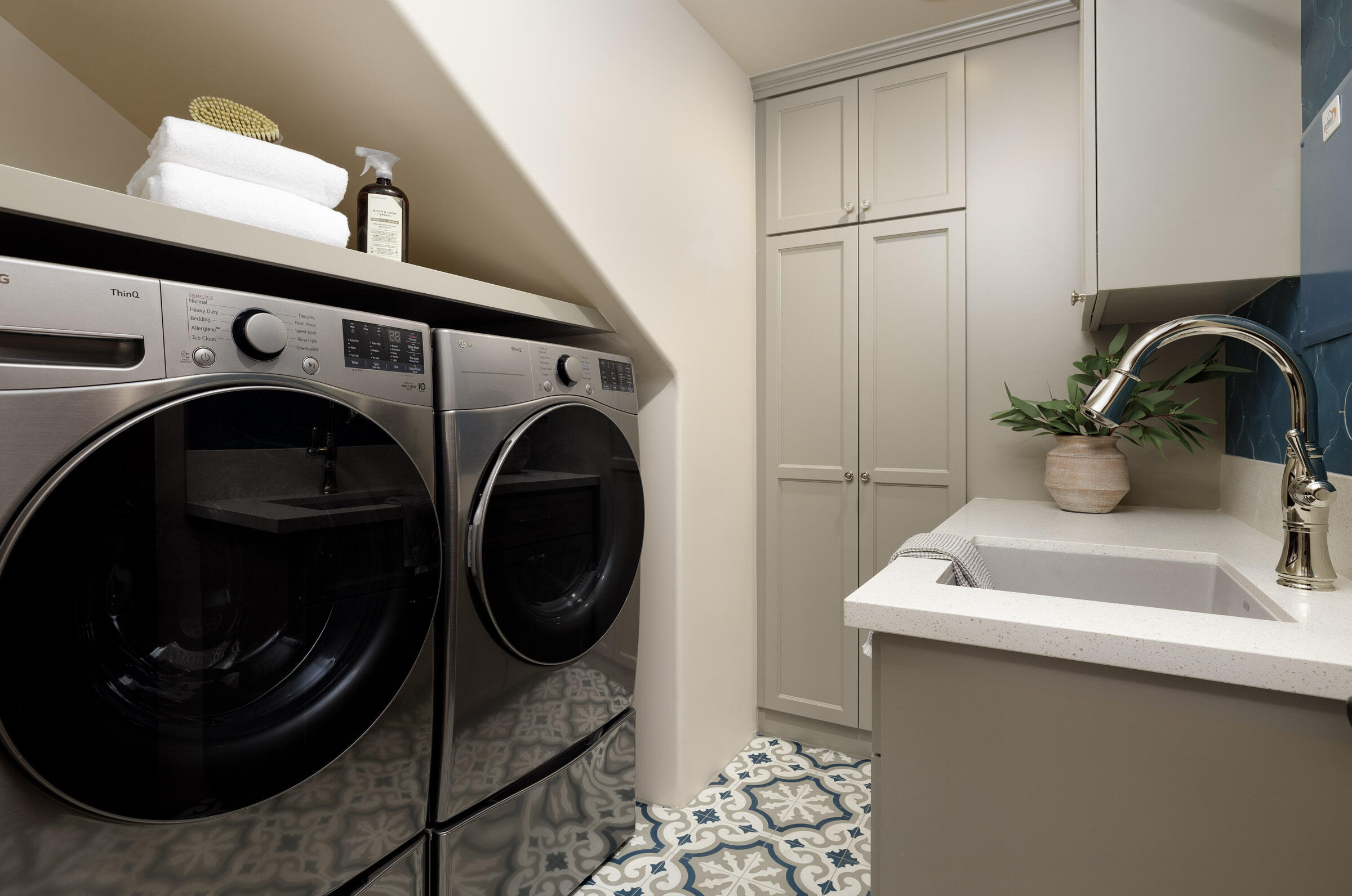 900 Las Alturas Road Santa Barbara, CA 93103 - Photo 32 of 42 Formal laundry area