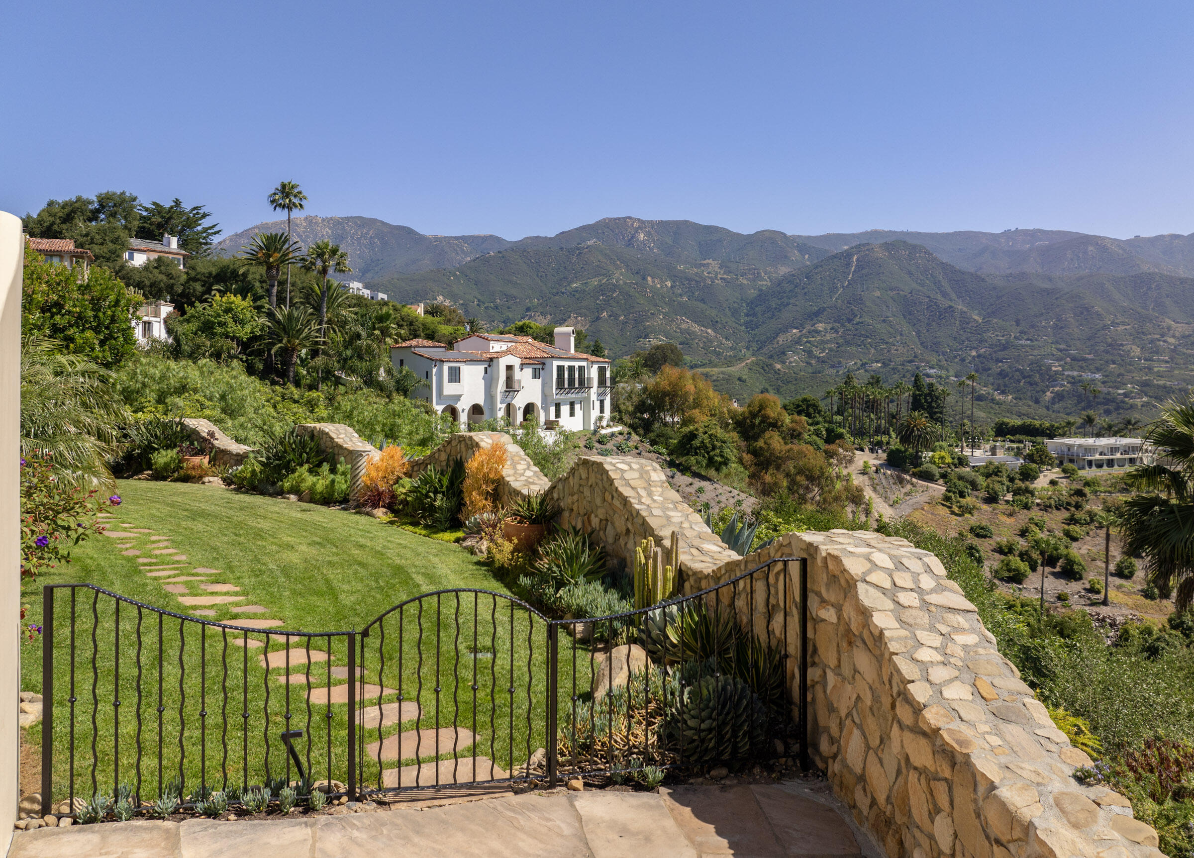 900 Las Alturas Road Santa Barbara, CA 93103 - Photo 4 of 42 a view of a city