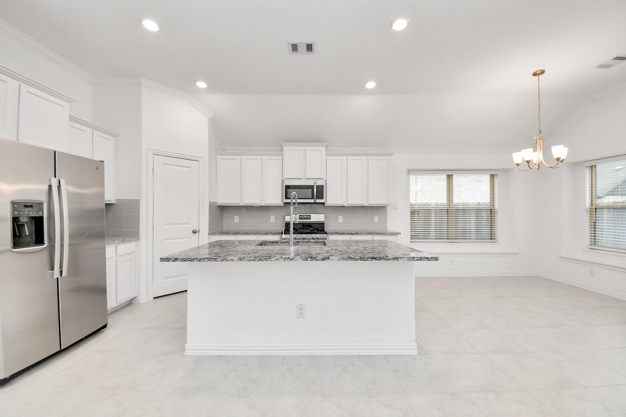 11918 Red Admiral Road Humble, TX 77346 - Photo 12 of 50 Kitchen
