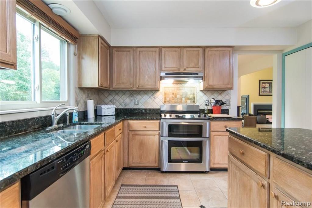 42571 Wimbleton Way Novi, MI 48377 - Photo 10 of 52