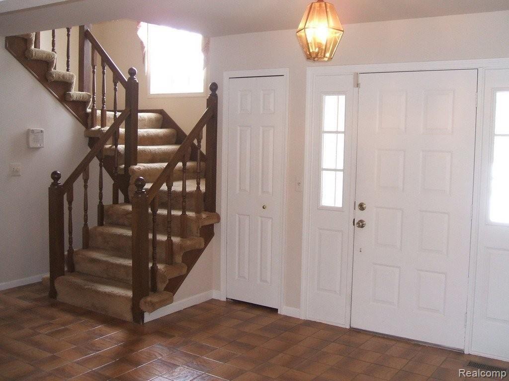 3552 Wedgewood Drive Rochester, MI 48306 - Photo 2 of 25 Foyer