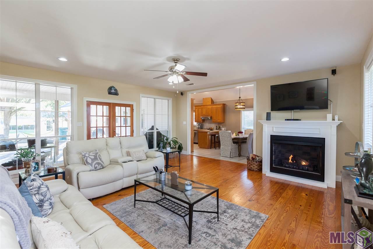 10520 Brown Road Denham Springs, LA 70726 - Photo 22 of 36 FAMILY ROOM AND DINING AREA VIEW