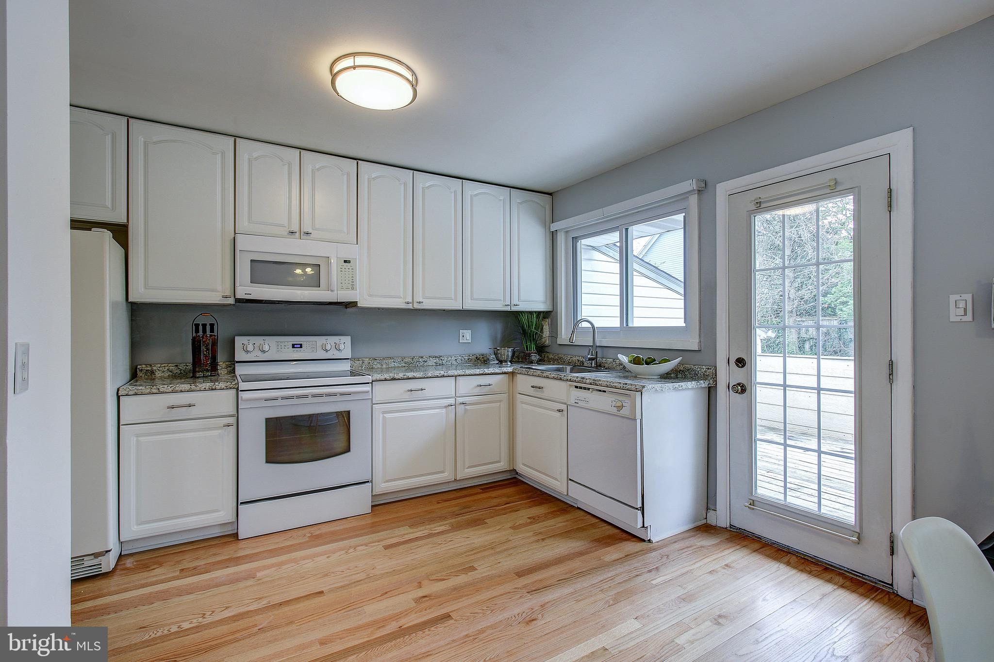 5816 Greentree Road Bethesda, MD 20817 - Photo 11 of 34 Eat-in Kitchen