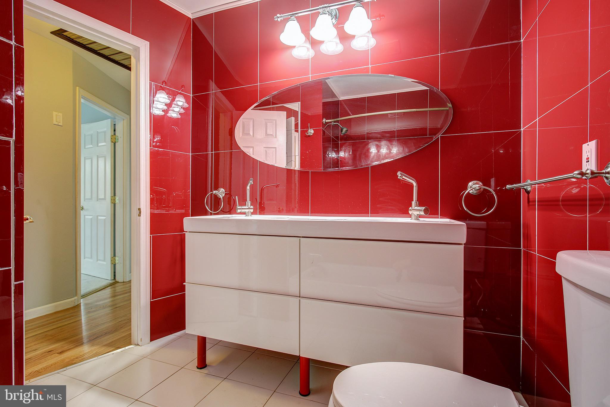 5816 Greentree Road Bethesda, MD 20817 - Photo 16 of 34 Hallway Full Bathroom