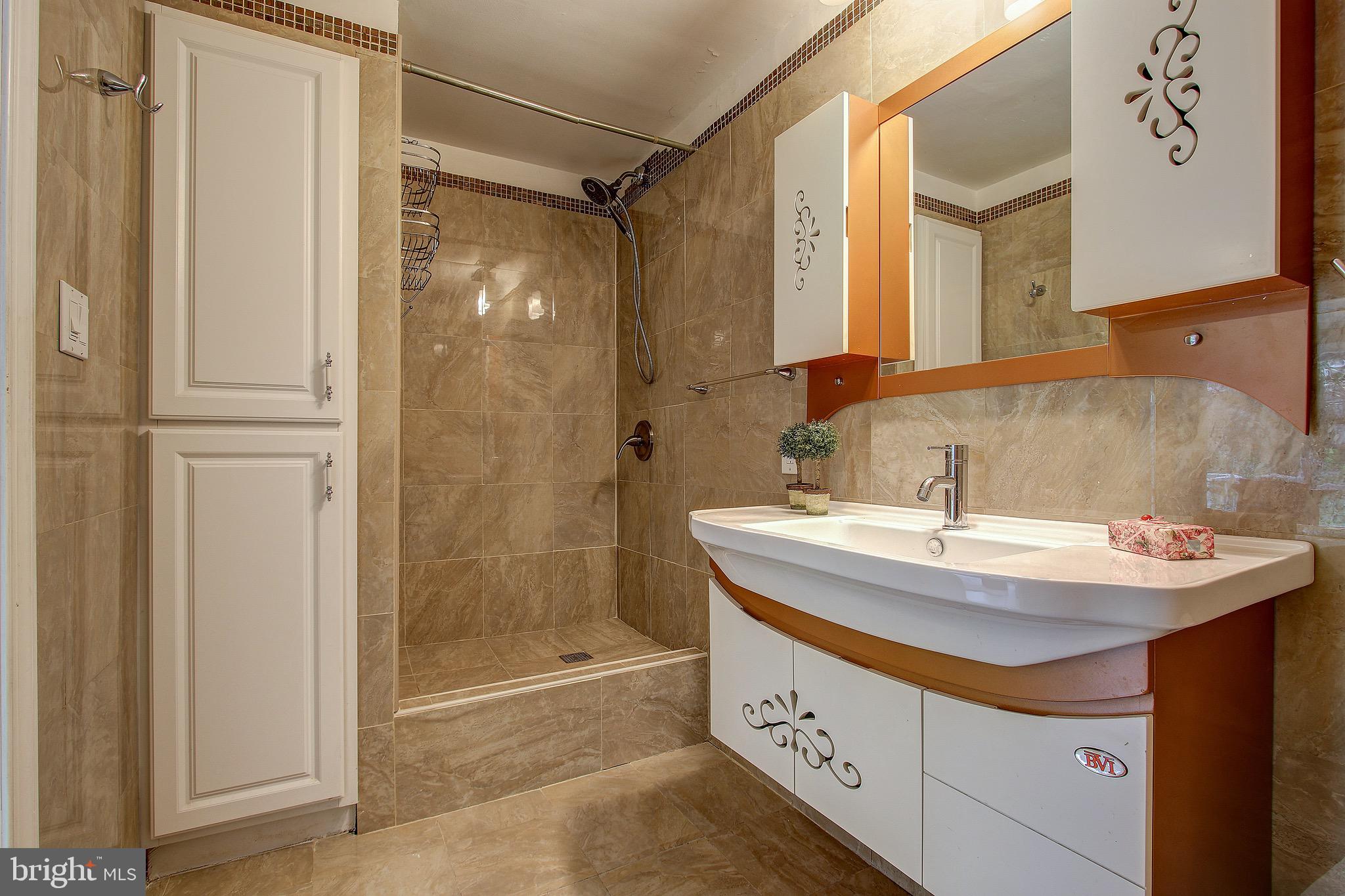 5816 Greentree Road Bethesda, MD 20817 - Photo 27 of 34 Full Bathroom
